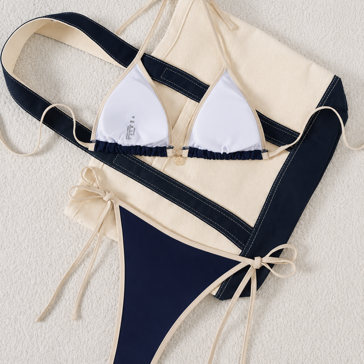 Bikini con franjas de color y parte inferior de cintura estándar con lazo lateral
